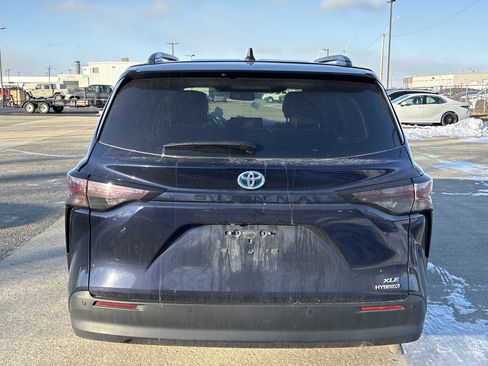 Used 2024 Toyota Sienna XLE image 4