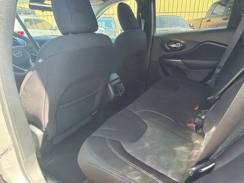 Used 2020 Jeep Cherokee Latitude FWD image 16