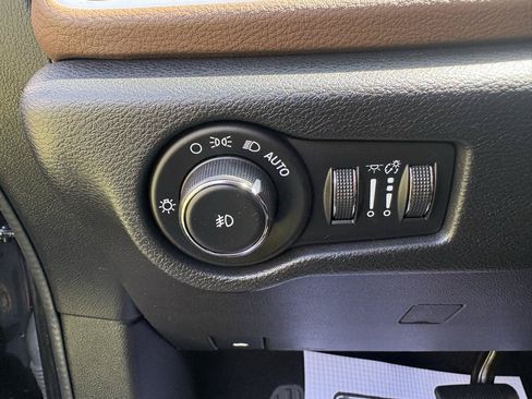 Used 2017 Chrysler Pacifica Limited FWD image 9