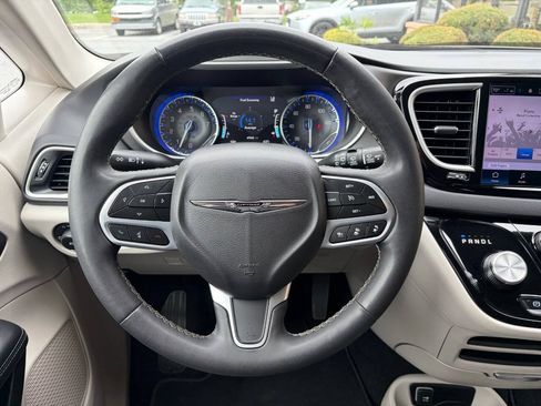 Used 2024 Chrysler Pacifica Touring-L FWD image 17