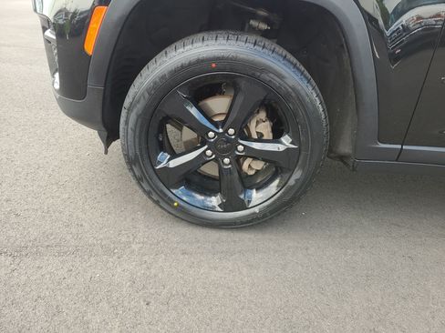 Used 2023 Jeep Grand Cherokee Altitude AWD/4WD image 9