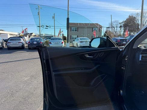 Used 2023 Audi Q8 Premium image 9