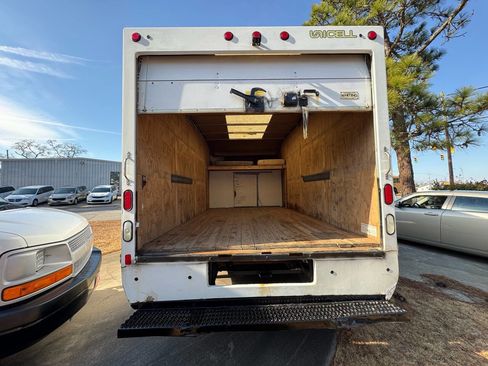 Used 2017 Chevrolet Express 3500 image 13