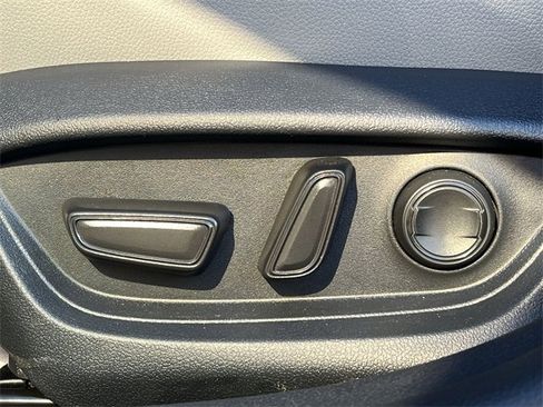 Used 2025 Toyota Camry SE image 28