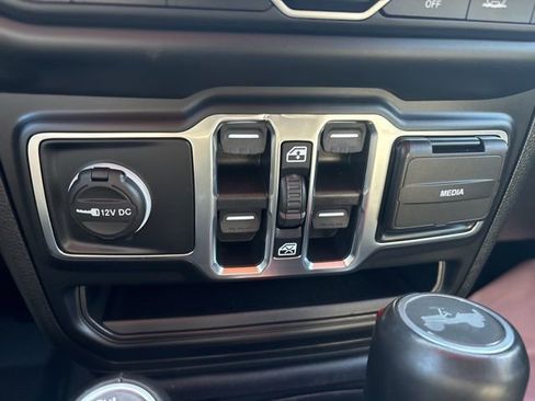 Used 2021 Jeep Wrangler Unlimited Sahara image 35