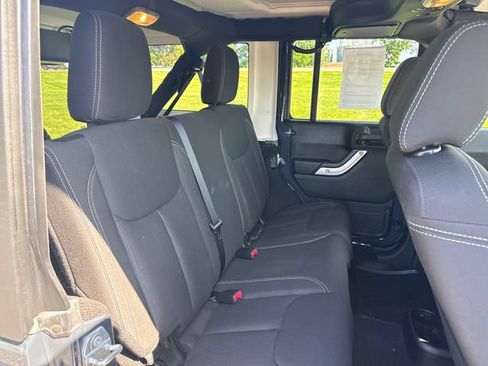 Used 2016 Jeep Wrangler Unlimited Sahara w/ Connectivity Group AWD/4WD image 14