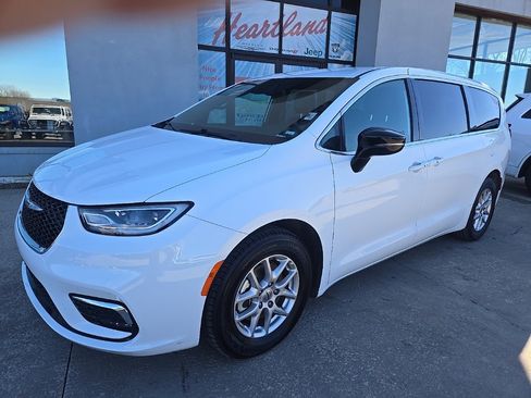 Used 2025 Chrysler Pacifica Select image 2