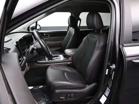 Used 2025 Kia Carnival FWD image 22