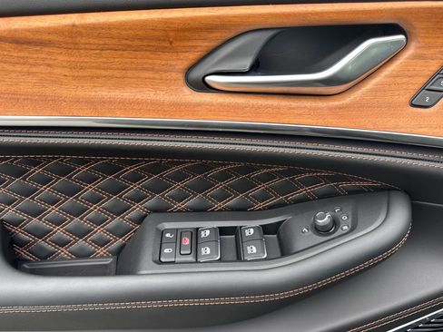 New 2025 Jeep Grand Cherokee Summit image 13