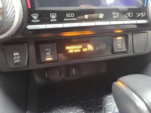 Used 2022 Toyota RAV4 XLE Premium AWD/4WD image 36