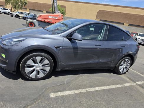 Used 2023 Tesla Model Y Long Range AWD/4WD image 2