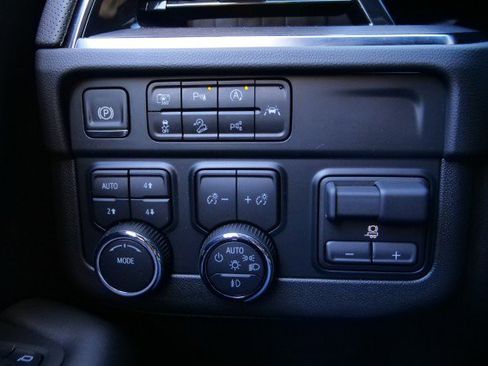 Used 2025 Chevrolet Suburban Premier image 24