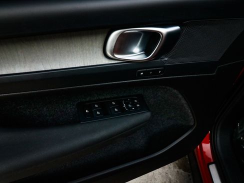 Used 2025 Volvo XC40 B5 Plus image 15