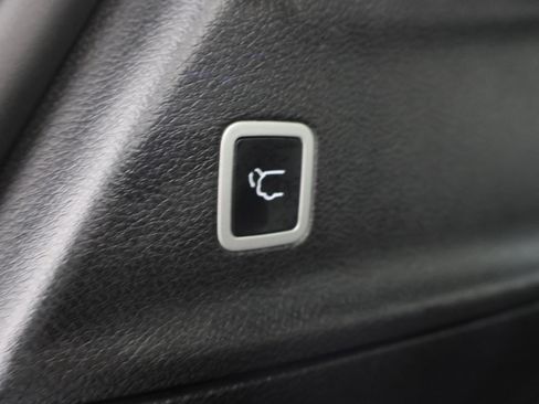 Used 2024 Chrysler Pacifica Limited FWD image 33