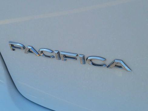 Certified 2024 Chrysler Pacifica Limited FWD image 7
