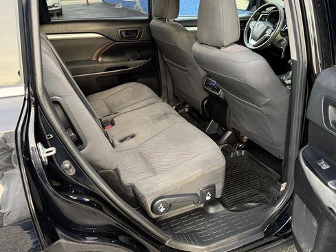 Used 2019 Toyota Highlander LE AWD/4WD image 23