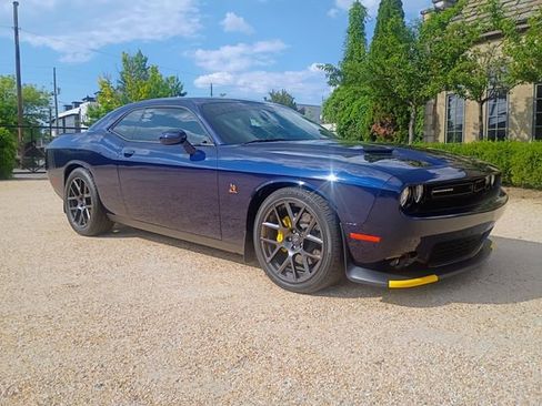Used 2017 Dodge Challenger R/T Scat Pack w/ Leather Interior Group RWD image 17