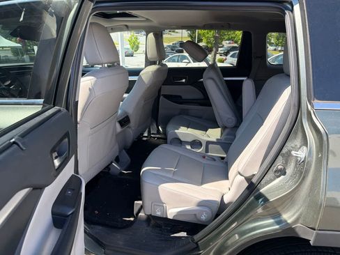 Used 2019 Toyota Highlander XLE FWD image 13