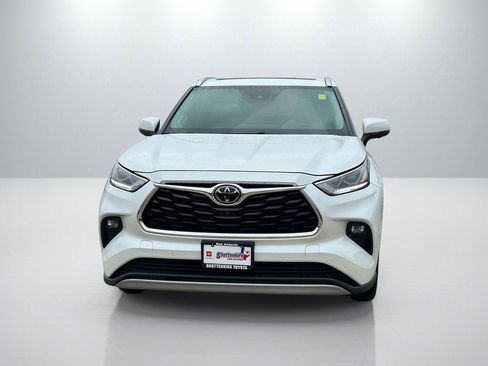 Used 2023 Toyota Highlander Platinum image 2