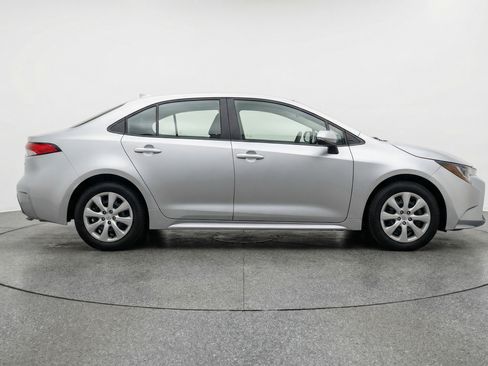 Used 2025 Toyota Corolla LE image 11