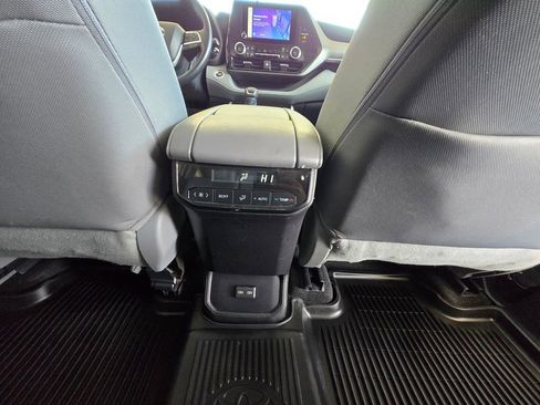 Used 2023 Toyota Highlander LE image 28