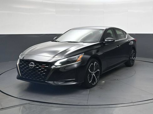 Certified 2025 Nissan Altima 2.5 SR FWD image 13