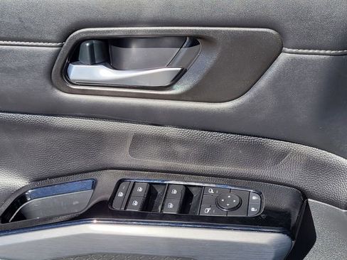 Used 2025 Nissan Pathfinder SL image 18