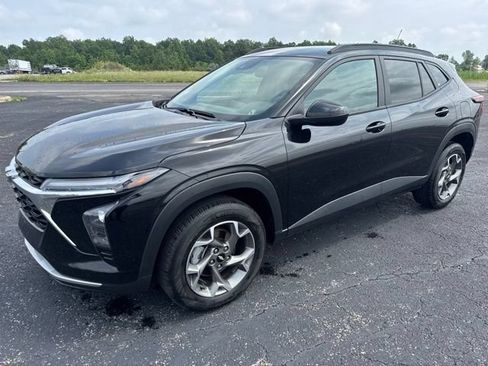 Used 2025 Chevrolet Trax LT FWD image 1