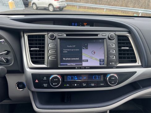 Used 2018 Toyota Highlander XLE image 17