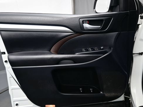 Used 2019 Toyota Highlander XLE AWD/4WD image 9