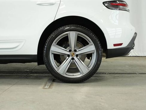 Certified 2025 Porsche Macan AWD/4WD image 43