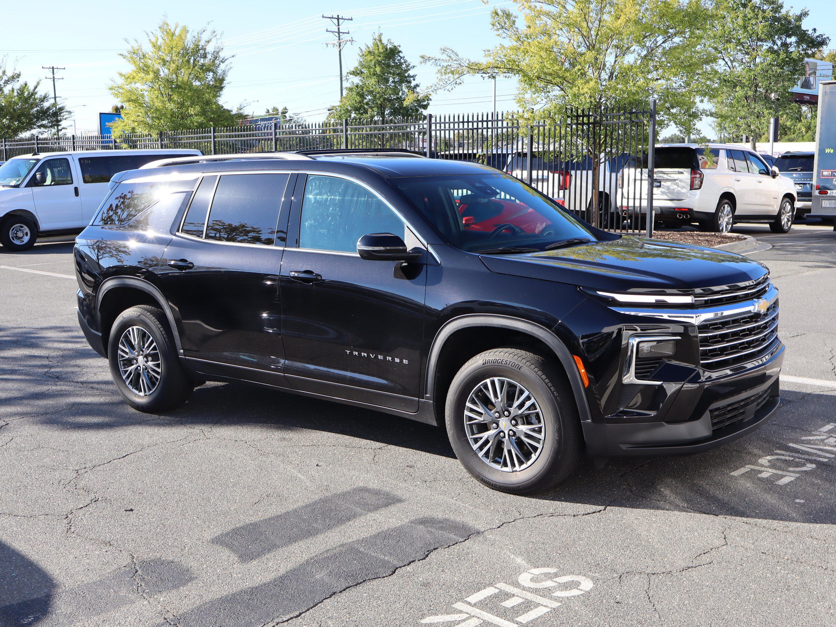 Used 2025 Chevrolet Traverse LT FWD image 13