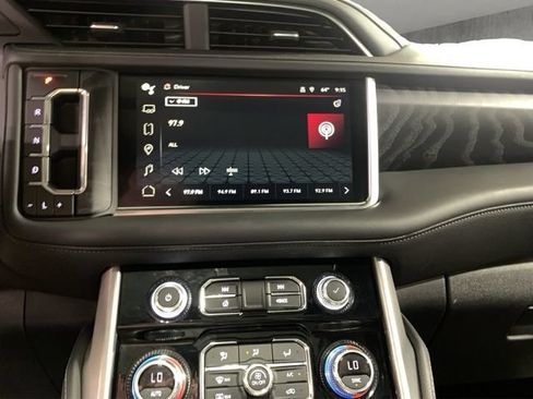 Used 2024 GMC Yukon XL Denali AWD/4WD image 4