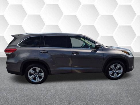 Used 2017 Toyota Highlander Limited FWD image 2