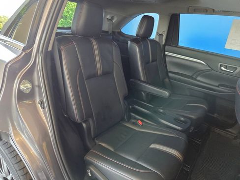 Used 2019 Toyota Highlander SE AWD/4WD image 32