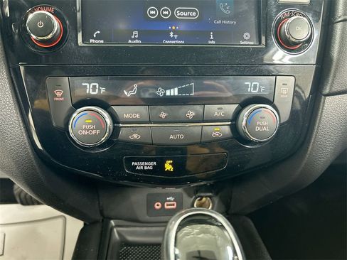 Used 2018 Nissan Rogue SV image 16