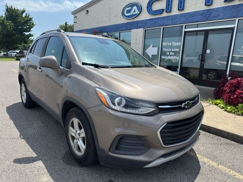 Used 2020 Chevrolet Trax LT w/ Driver Confidence Package FWD image 2
