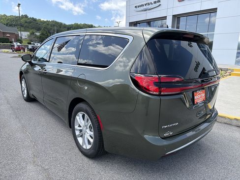 New 2027 Chrysler Pacifica Select FWD image 10