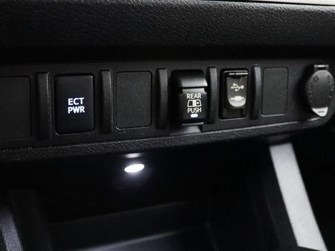 Used 2019 Toyota Tacoma SR5 AWD/4WD image 28