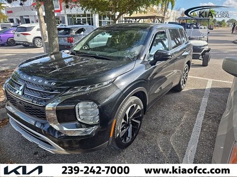 Used 2024 Mitsubishi Outlander SE image 2