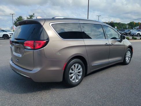 Used 2018 Chrysler Pacifica Touring-L FWD image 4