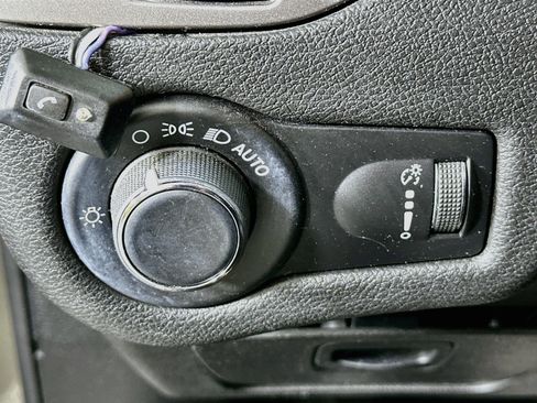 Used 2021 Jeep Cherokee Latitude FWD image 16
