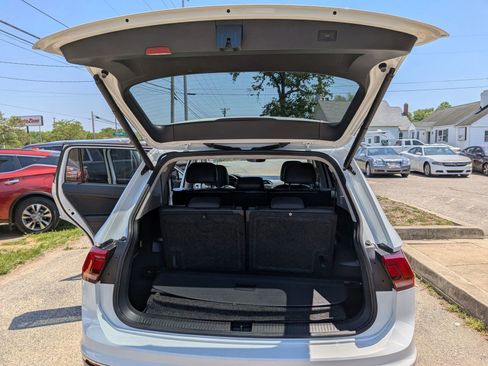 Used 2021 Volkswagen Tiguan SEL AWD/4WD image 32