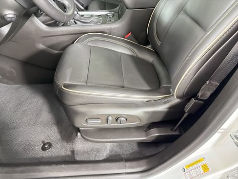 Used 2022 Chevrolet Traverse Premier FWD image 14