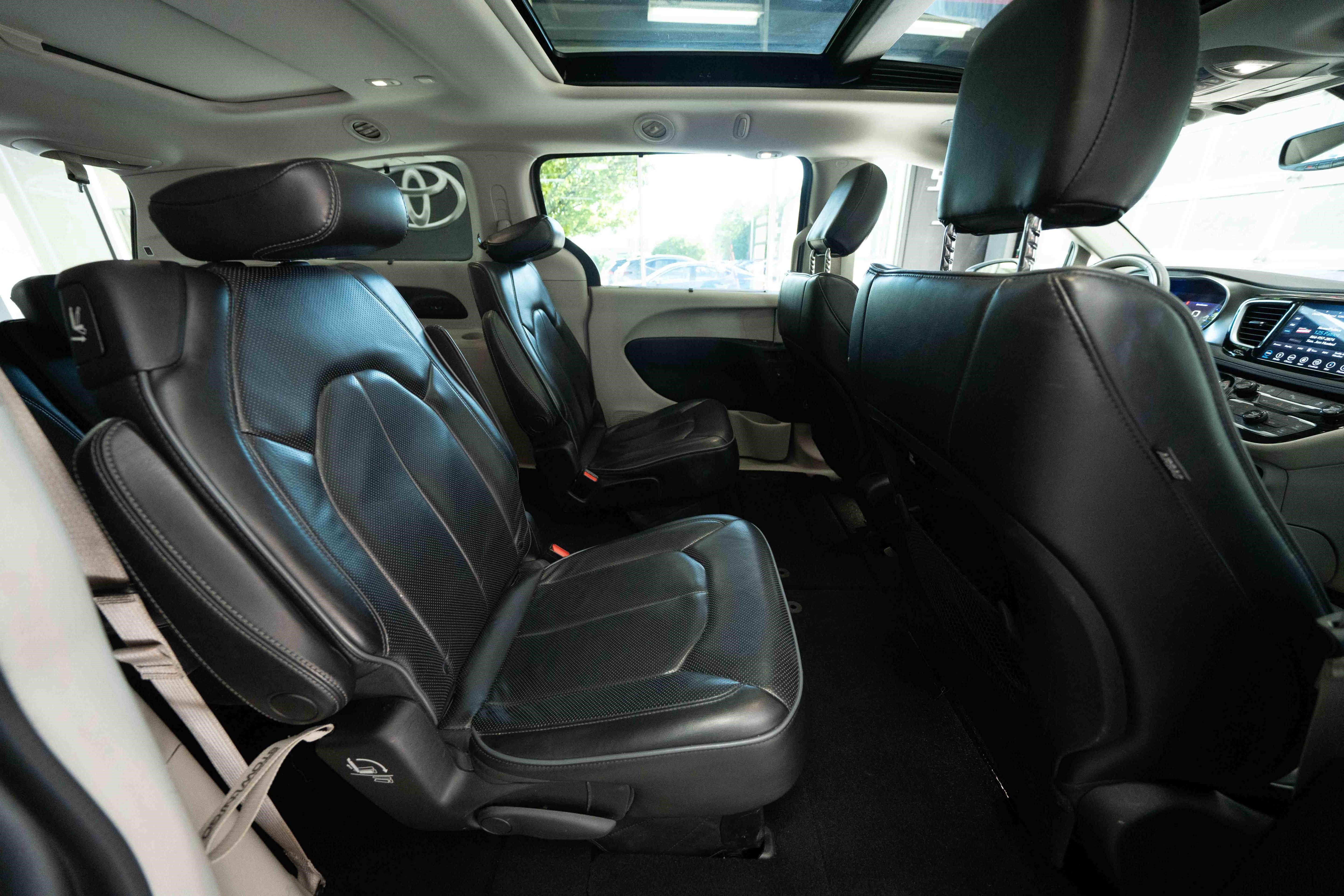 Used 2018 Chrysler Pacifica Limited FWD image 25