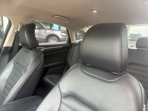 Used 2017 Ford Fusion SE w/ Fusion SE Technology Package FWD image 3