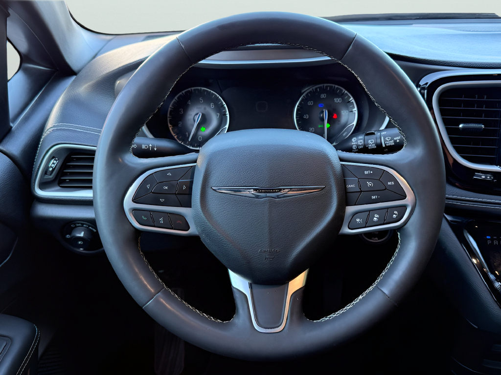 Used 2025 Chrysler Pacifica Select FWD image 13