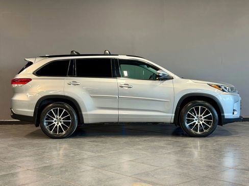 Used 2017 Toyota Highlander SE image 4