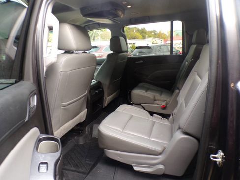 Used 2018 Chevrolet Suburban LT image 10