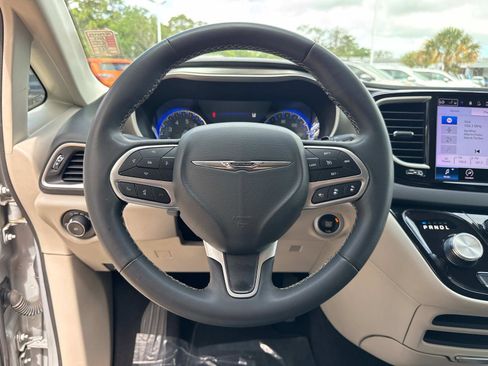 Certified 2023 Chrysler Pacifica Touring-L FWD image 28